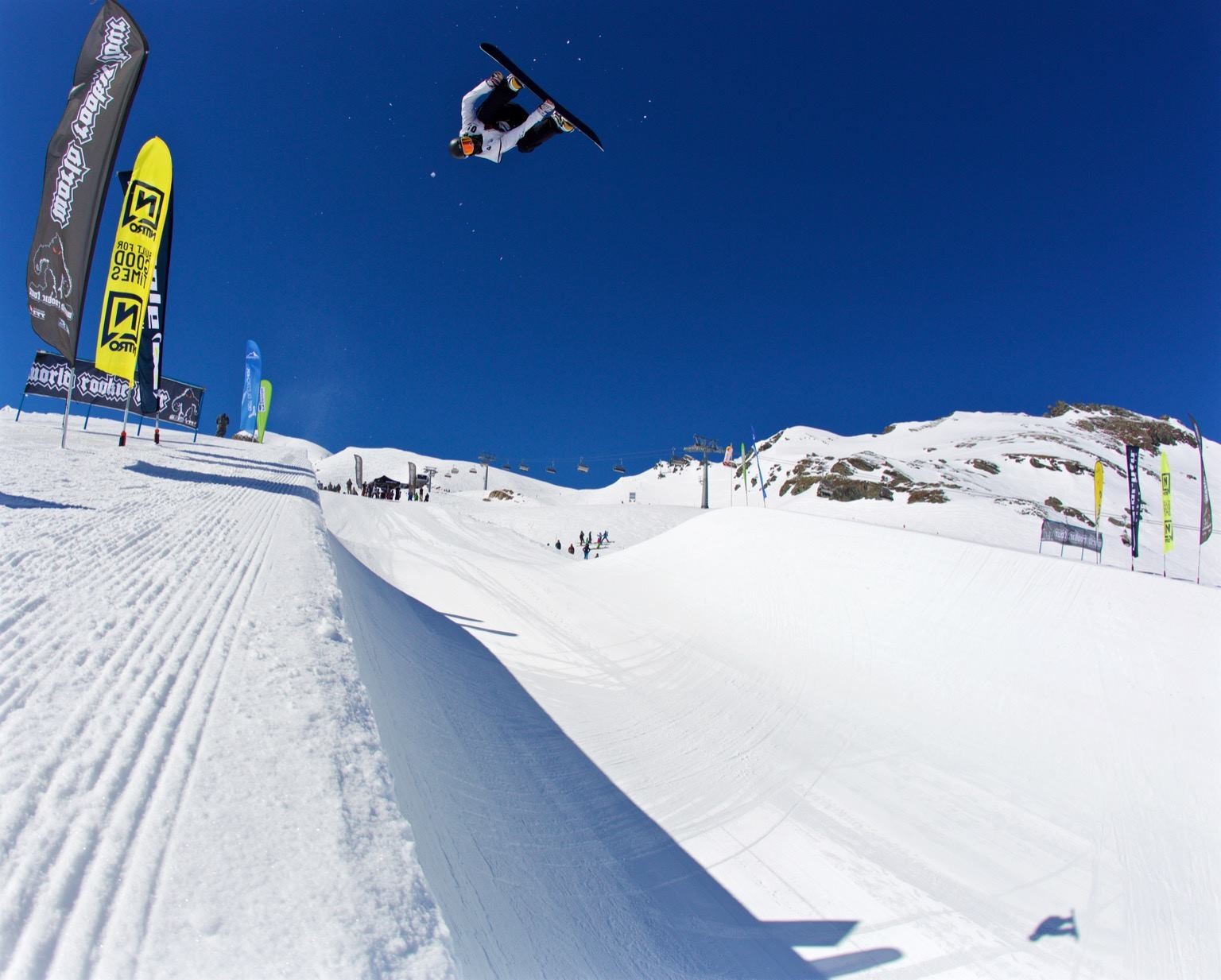 Marco Hauri mit einem Air über der Halfpipe-Kante bei einem Contest